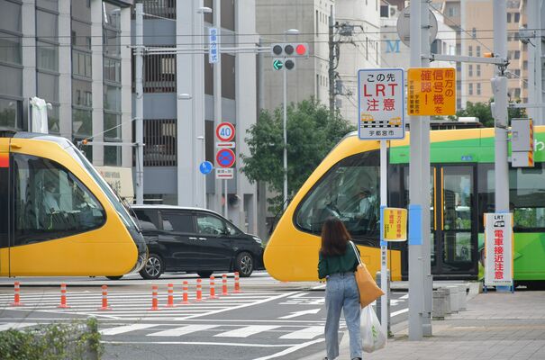ＪＲ宇都宮駅東口ロータリー付近には「ＬＲＴ注意」の看板などが立てられている＝19日午後、宇都宮市宮みらい