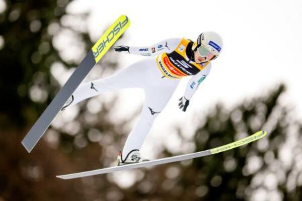 W杯ジャンプ女子個人第10戦での丸山希の飛躍=エンゲルベルク(Keystone提供・AP=共同)