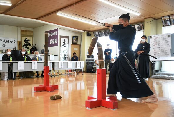 真剣で巻きわらを試し斬りする剣士