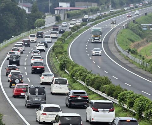 帰省先や行楽地から戻る車で混雑する東北自動車道上り線＝14日午後５時30分、矢板市幸岡
