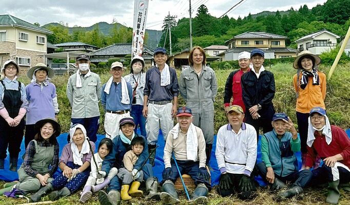 菜の花プロジェクトで、種取りに参加したメンバーたち（参加者提供）