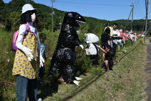 ずらりと展示されたユニークなかかし
