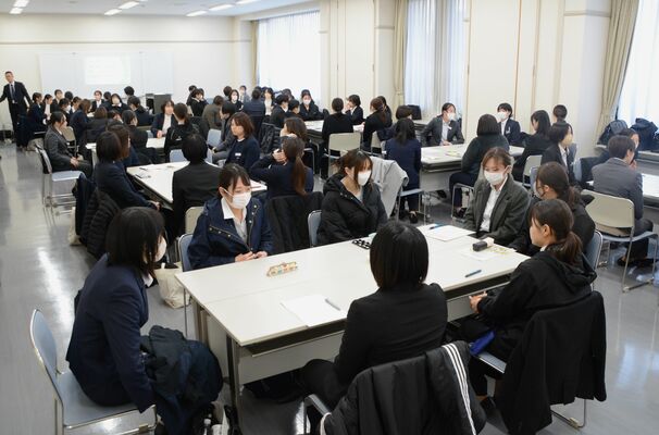 県警と消防の女性職員が参加したグループワーク＝11日午後、宇都宮市昭和３丁目