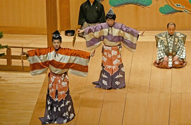 親子共演を果たす裕基さん（左）と萬斎さん（中央）