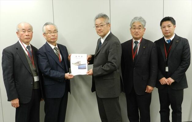 堀内調査官（中央）に要望書を手渡す桑原会長（左から２人目）