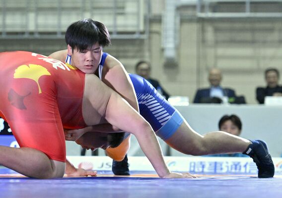 レスリング少年男子フリースタイル１２５キロ級決勝　足大付高の阿部（上）が相手の攻撃を封じる＝滋賀県の栗東市民体育館、磯真奈美撮影