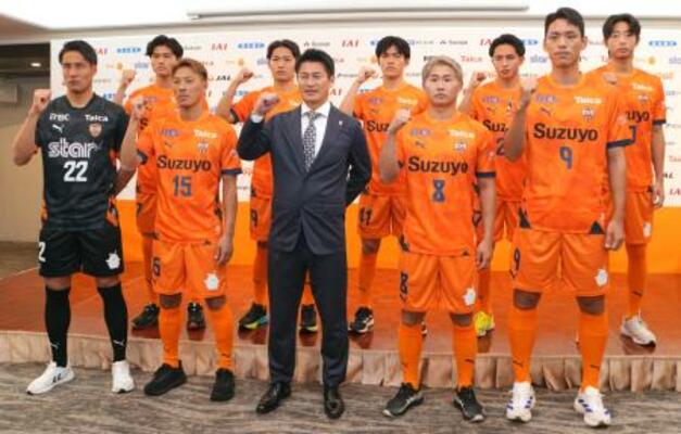 新体制発表で撮影に応じるJ1清水の選手たち=7日、静岡市