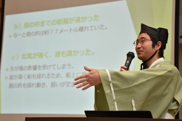 烏帽子と直垂姿で講演する重藤学芸員
