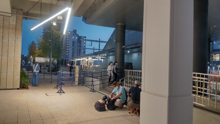 LRT一般運行の整理券配布を待つ鉄道ファンら＝25日夜、宇都宮市