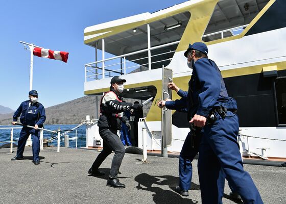 遊覧船「男体」を使って行われた不審者などへの対処訓練＝13日午前10時30分、日光市中宮祠