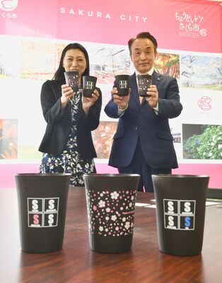 タンブラーを手にする高森社長（左）と花塚市長