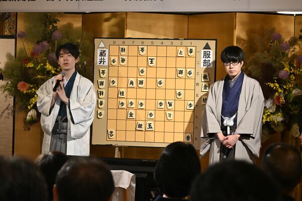 対局を終え、ファンを前にあいさつする藤井棋聖(左)と服部七段=19日午後5時50分、日光市上鉢石町