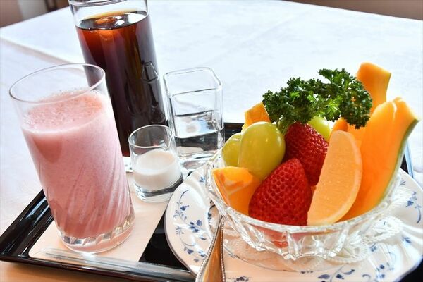 菅井八段が午後のおやつに選んだ「地産のフルーツ盛り合わせ」と「苺ジュース」