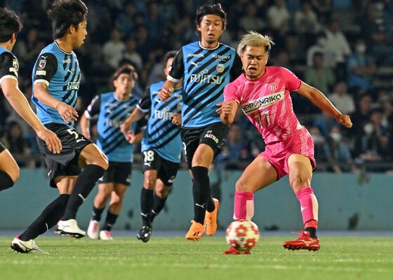 前半22分、栃木シティＦＣのＦＷ田中がシュートを放つ＝等々力陸上競技場
