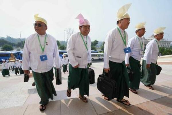 20日、ミャンマーの首都ネピドーで連邦議会に到着した議員ら(AP=共同)