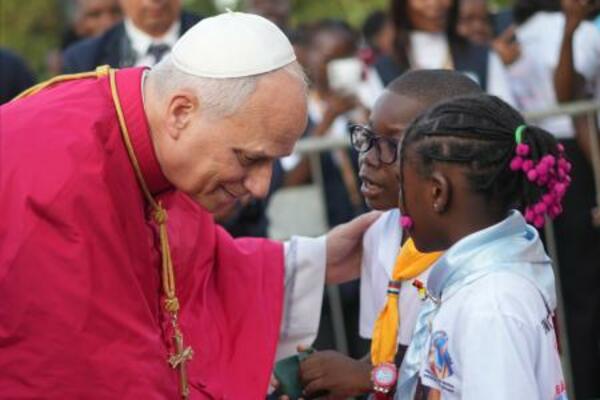 　アンゴラの首都ルアンダの教会に到着したローマ教皇レオ１４世＝２０日（ＡＰ＝共同）