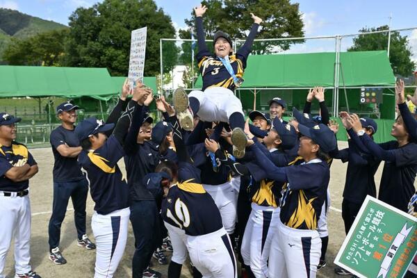 ソフトボール成年女子で１５年ぶりの王座に就いたホンダ。最優秀選手の松下が胴上げされる＝滋賀県高島市の今津総合運動公園第１グラウンド