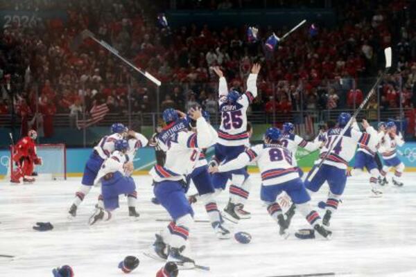 　アイスホッケー男子決勝、カナダ戦で金メダルが決まるゴールに喜ぶ米国の選手たち＝２２日、ミラノ（ロイター＝共同）