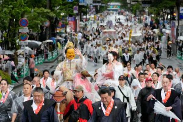 　開幕した「博多どんたく港まつり」で練り歩く「博多松囃子」の行列＝３日午後、福岡市
