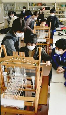 機織りを体験する長沼小児童