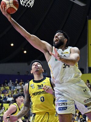 第１クオーター５分、ブレックスのジェレットがゴール下に潜り込みシュートを放つ＝代々木第二体育館、加藤竜矢撮影