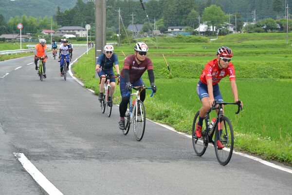 ガイド役の宇都宮ブリッツェンの選手らと自転車走行を楽しむ参加者ら