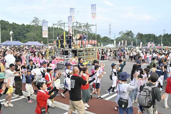 やぐらの周りで盆踊りを楽しむ来場者