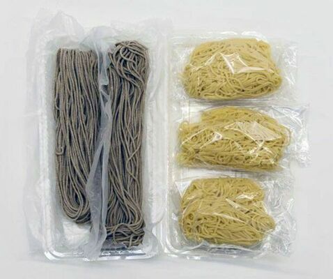 発売された「十割そば」（左）と「生パスタ」