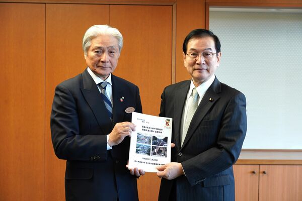 堂故副大臣（右）に要望書を手渡す福田知事＝22日午前、国交省
