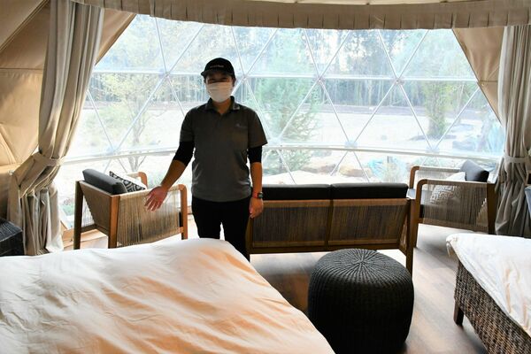 グランピングドームの内装＝小山市鉢形