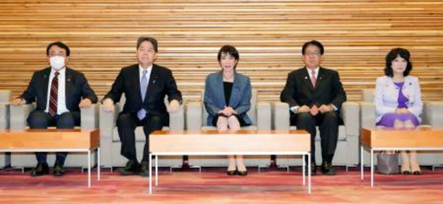 　閣議に臨む高市首相（中央）ら＝１１日午前、首相官邸