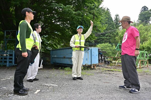 パトロールの状況を松井市長（右）に報告する市職員ら
