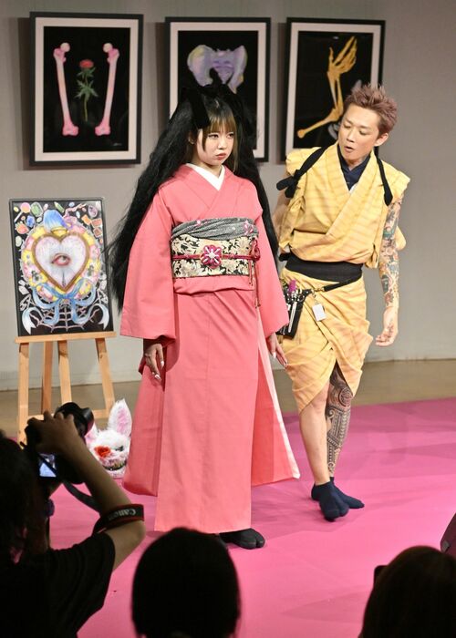 結城紬の華やかな衣装でステージに立つモデルら＝１日午後４時30分、小山市中央町３丁目