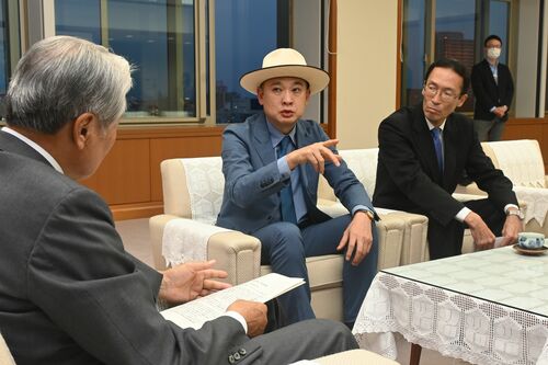 福田知事(左)に大使としての意気込みを語る浜崎さん(中央)=25日午後、県庁