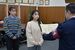印南署長（右）から感謝状を受け取る出野さん（中央）と井津さん
