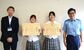 高橋署長（右端）から感謝状を受け取った佐藤さん（右から２人目）と中村さん（同３人目）