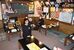 北海道の地図や写真などが所狭しと貼られた店内。手前が沢村さん