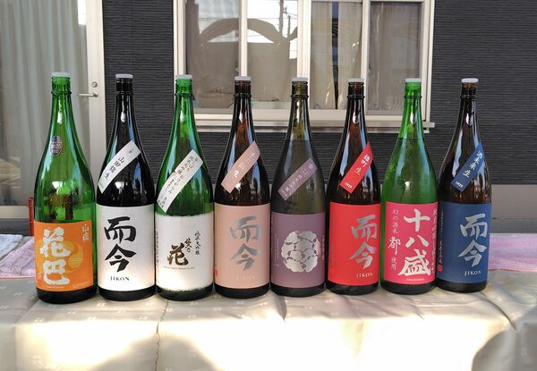 けんもく酒店の試飲会で提供された８種の日本酒＝５月１６日、さくら市