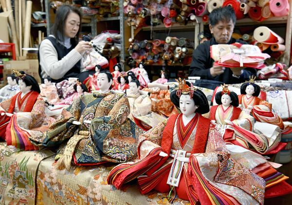 丁寧に仕上げられ、作業場に並ぶひな人形＝29日午前11時10分、佐野市久保町