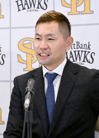 　契約更改し、記者会見するソフトバンク・中村＝５日、みずほペイペイドーム