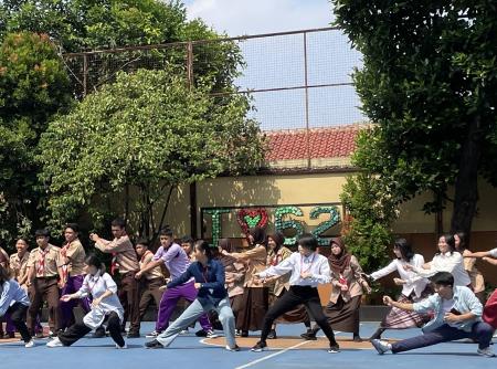 現地の高校生と一緒に「ソーラン節」を踊る研修参加生徒たち=JICA提供