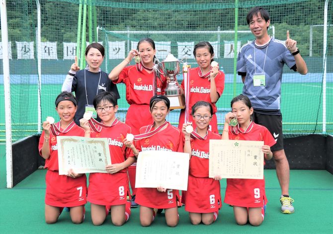 昨年の全国スポーツ少年団ホッケー交流大会で優勝に輝いた「今三ガールズ」。中学校では、2校に分かれてしまいますが、高校ではまた一つのチームとしてプレーすることを夢見ています。