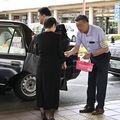 栃木県内のタクシー運賃値上げ　JR宇都宮駅で周知のティッシュ配布　「経営厳しい」理解求める