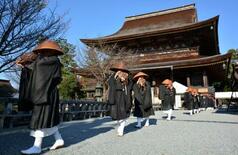 金峯山寺門前町で僧侶托鉢、奈良