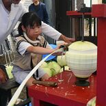 かんぴょうむき、楽しい！　下野でまつり、家族連れでにぎわう