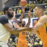 ブレックス４連勝、地区優勝マジック１に　怒とうの攻撃で京都に99－87…