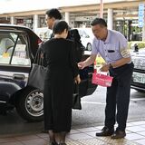 栃木県内のタクシー運賃値上げ　JR宇都宮駅で周知のティッシュ配布　「経営厳しい」理解求める