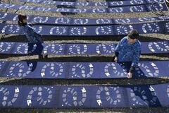 来年の干支「巳」の壁掛け作り