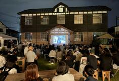 木造校舎で映画上映会