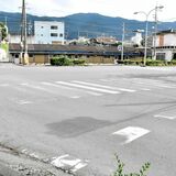 白線薄い横断歩道、塗り直しの基準は？　トラック多く摩耗顕著　県警など優先度決め修繕